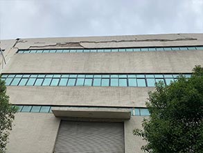 格力控制器分廠(chǎng)A交18-27軸女兒墻傾斜維修